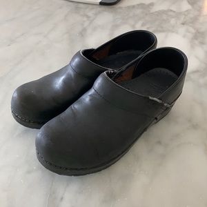 Dansko woman’s clog in black leather size 38